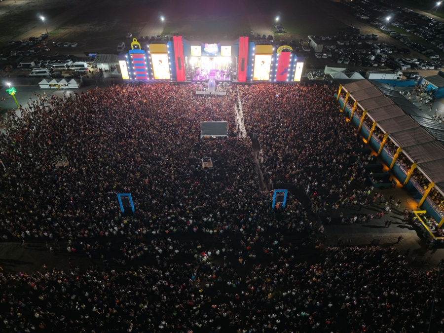 Wesley Safadão arrasta multidão e faz história no Paracuru Folia 2026