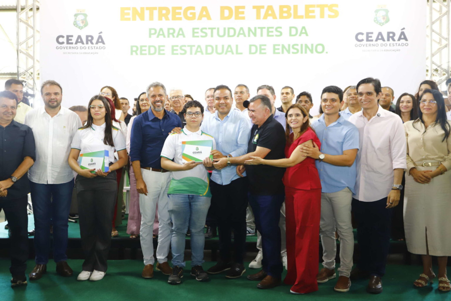 Estudantes de Croatá celebram entrega de tablets e novos investimentos em educação