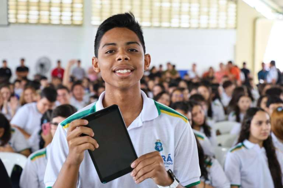 Ceará inicia obra de estrada e fortalece educação com entrega de tablets em Mombaça