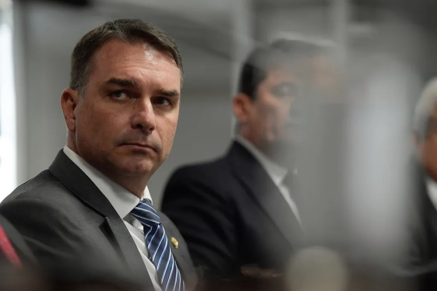 Áudio revela cobrança de Flávio Bolsonaro a banqueiro por filme sobre Jair Bolsonaro