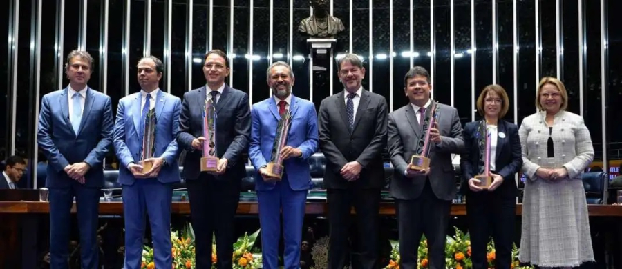 Senado homenageia governador Elmano por avanços na alfabetizacao infantil