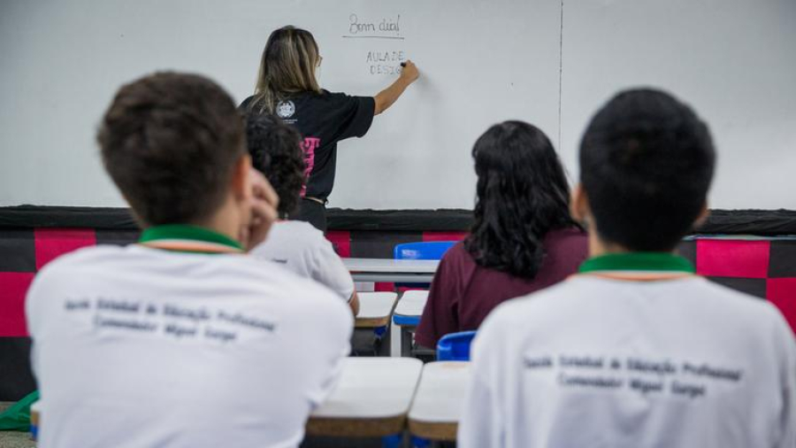 Piso Nacional da Educação sobe para R$ 5,1 mil e garante ganho real aos docentes