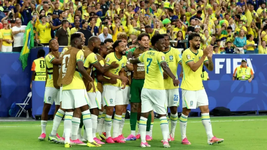 Brasil vira no fim e avança às oitavas