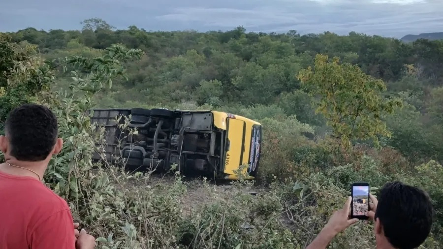 Ônibus com romeiros tomba em Canindé e deixa dois mortos