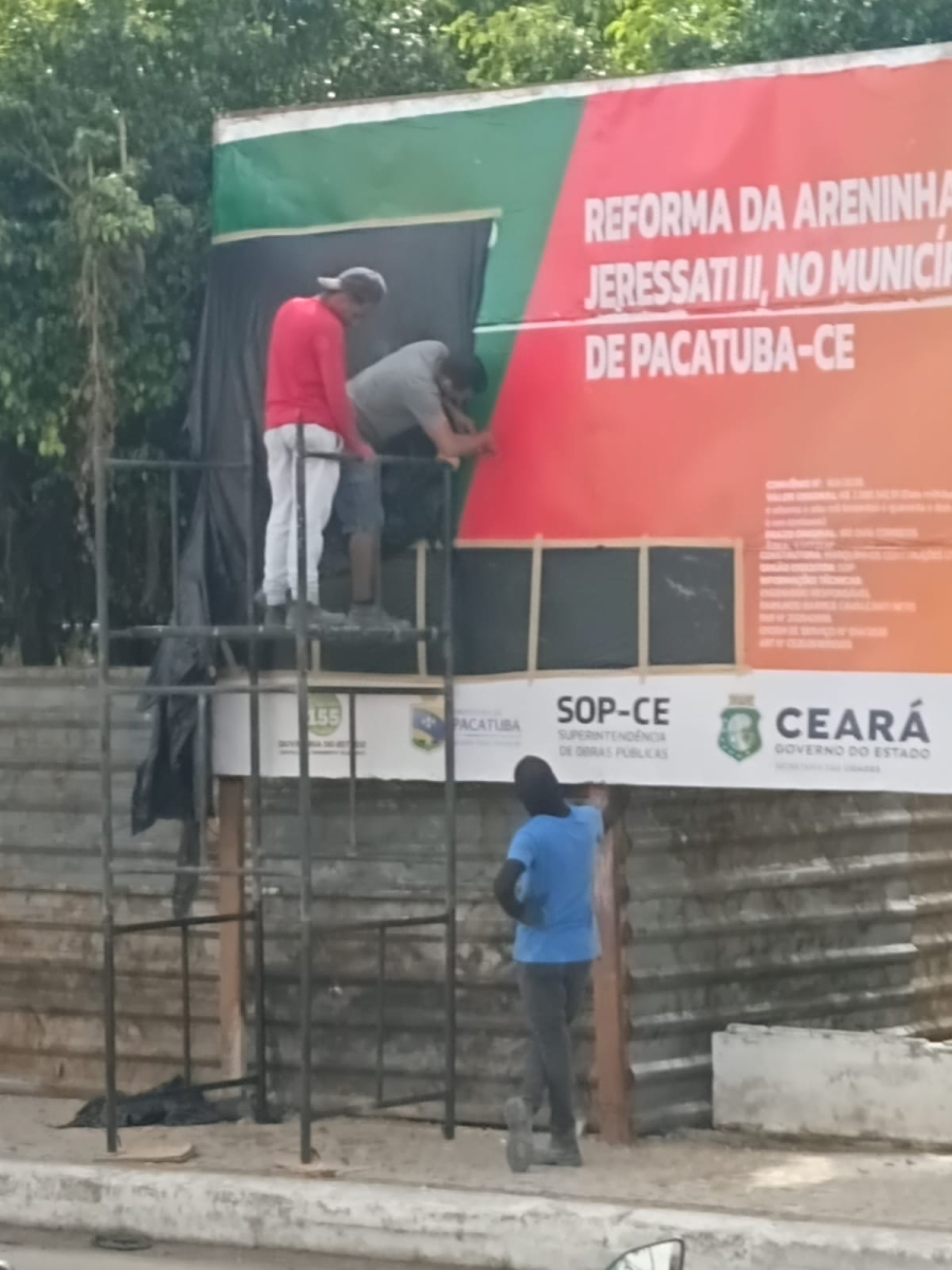 Por que placas do Governo do Ceará estão com slogans cobertos?